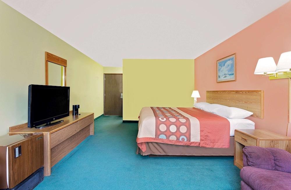 Super 8 by Wyndham Sturgeon Bay photo 6