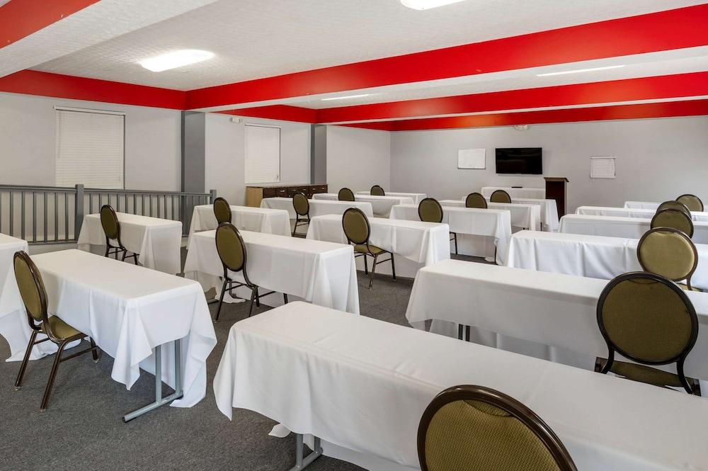 Quality Inn & Suites photo 32