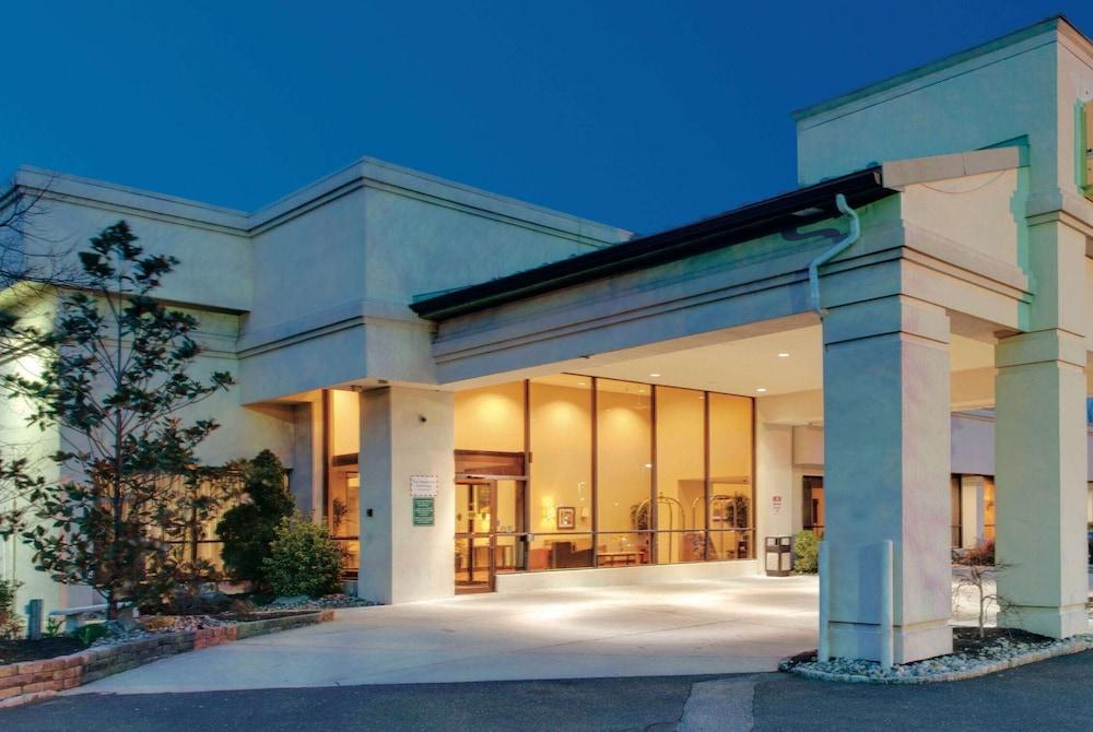 Ramada by Wyndham Fairfield NJ photo 14