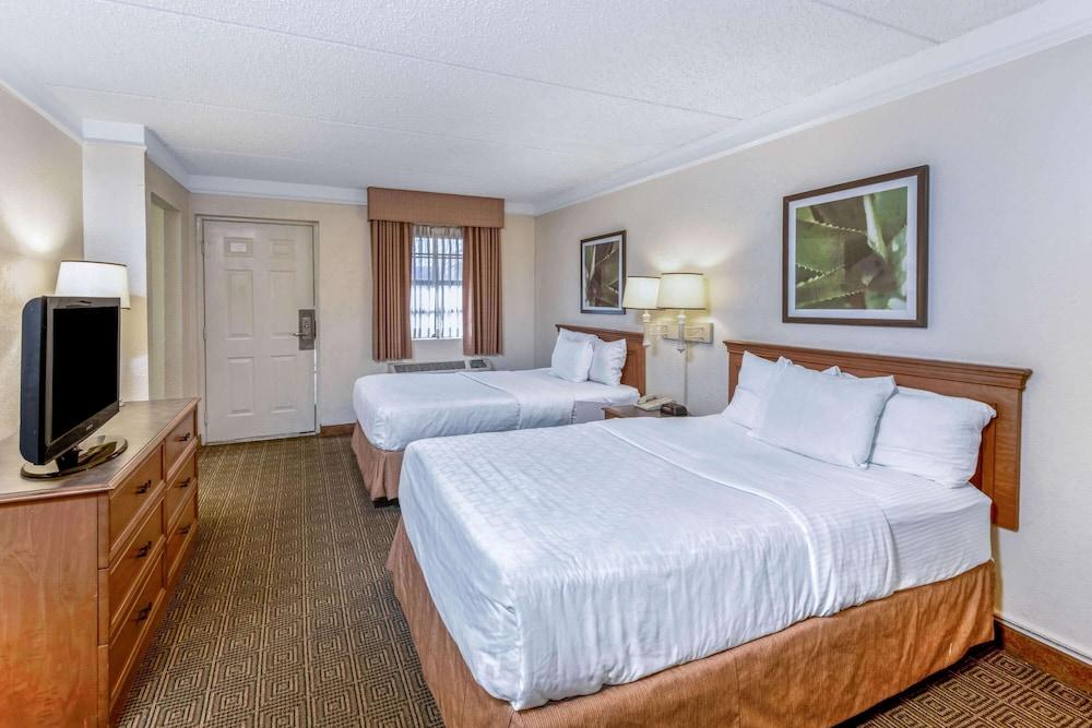 Townhouse Garden Inn & Suites San Antonio I 35 photo 17
