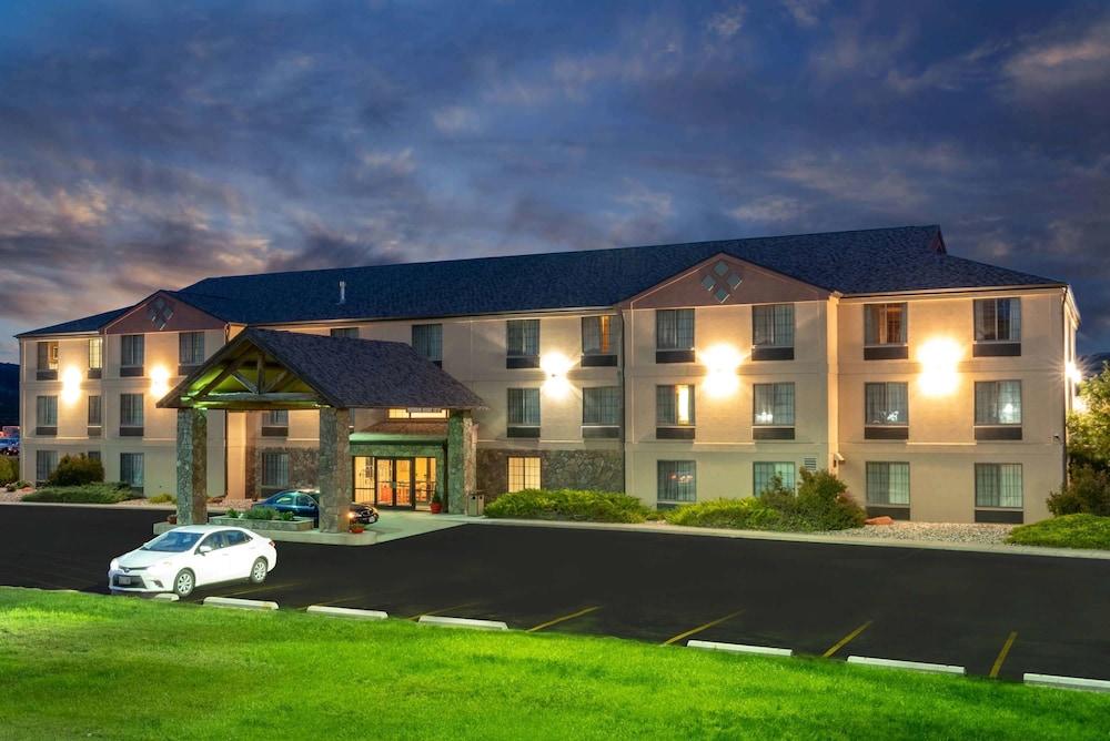 Summerset Hotel & Suites photo 1