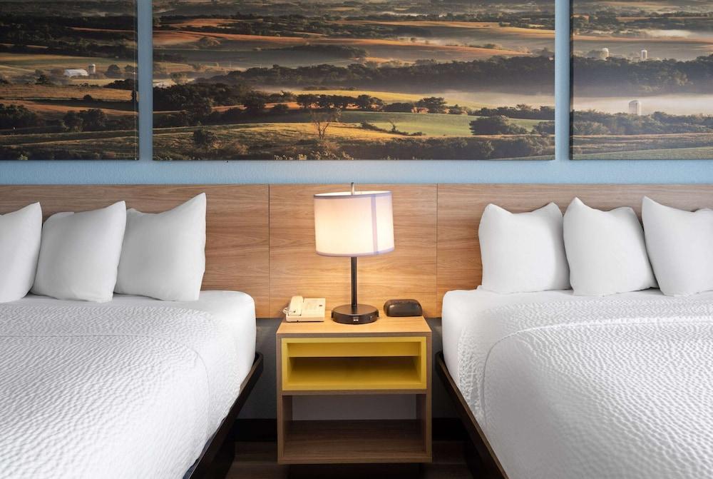 Days Inn by Wyndham Neenah photo 11