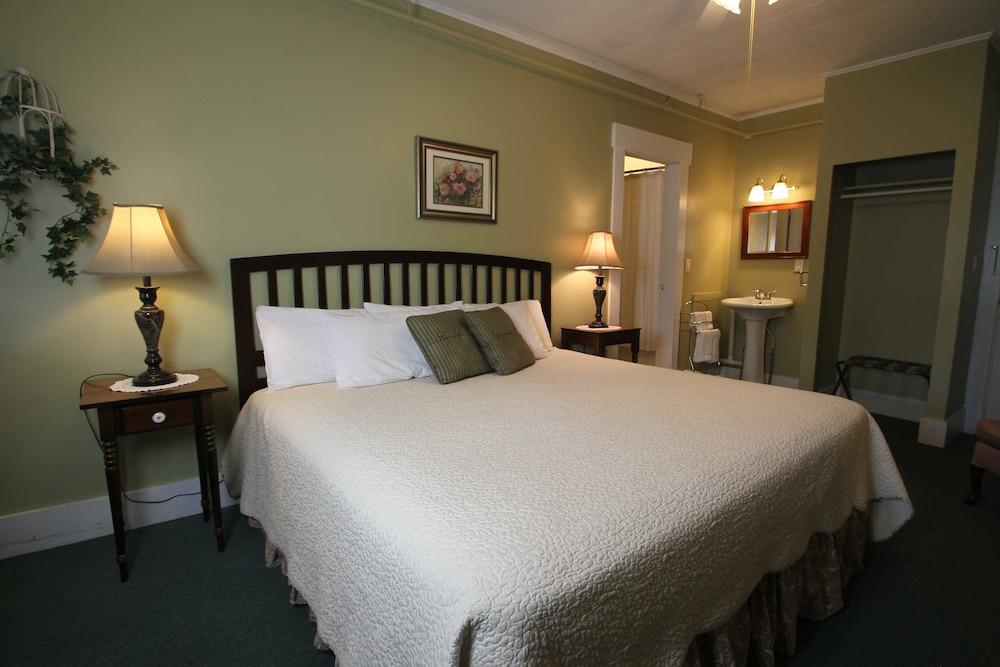 Fullerton Inn photo 13