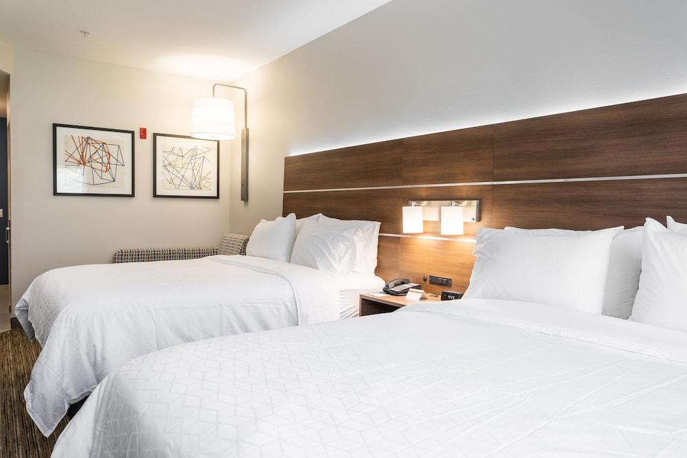 Holiday Inn Express & Suites Lake Forest by IHG photo 9