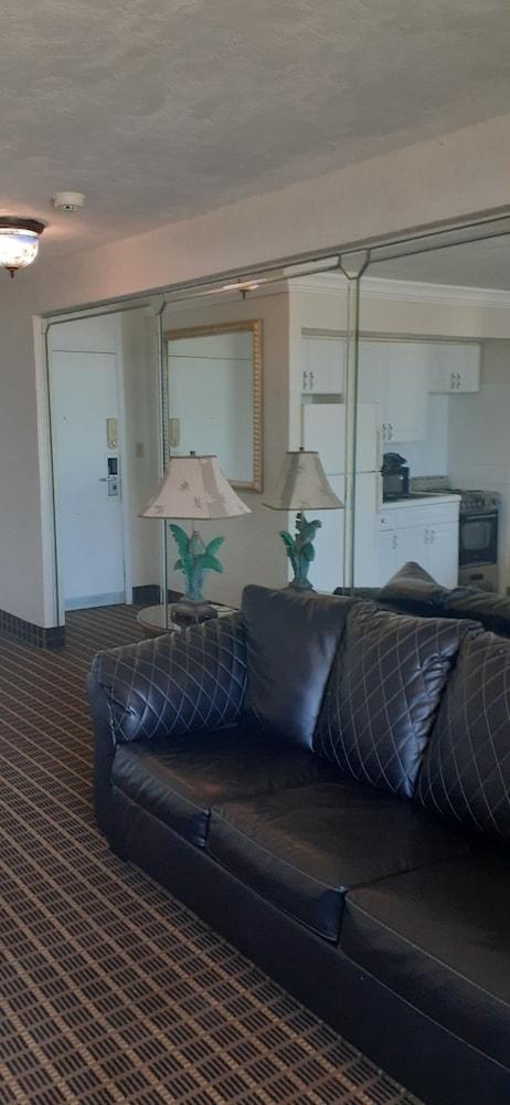 Hawaiian Inn Beach Resort photo 40