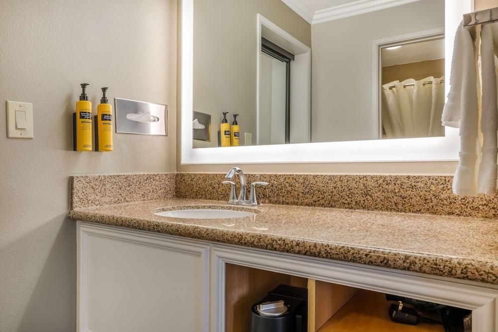 Best Western Plus Orange County Airport North photo 17