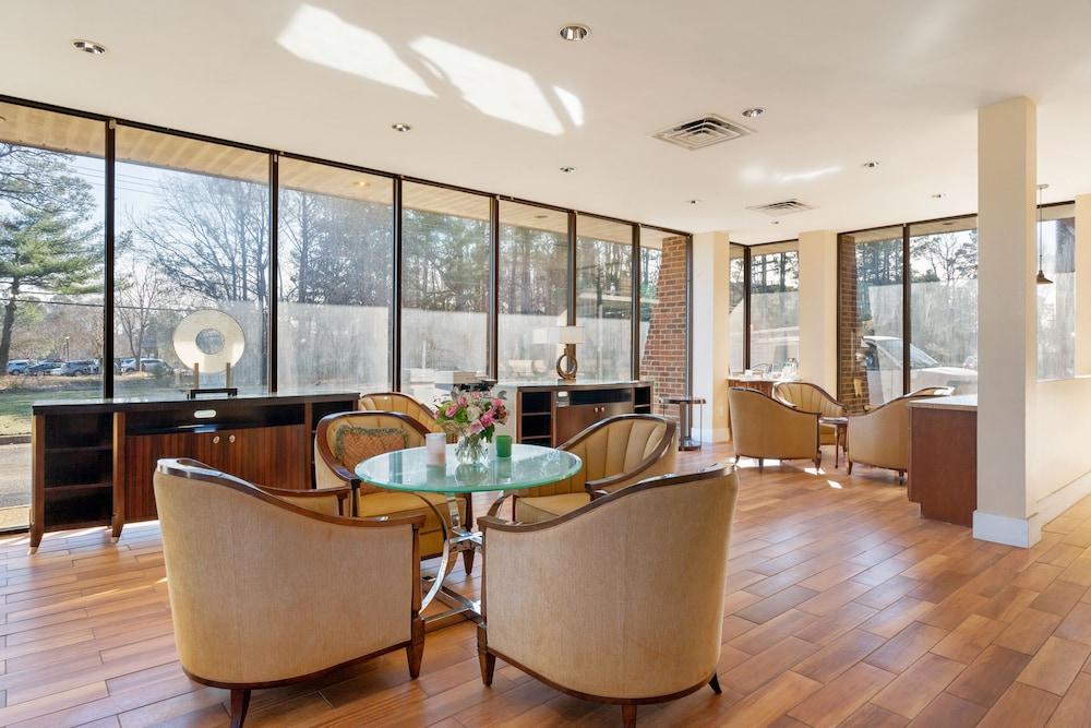 Williamsburg Suites photo 3
