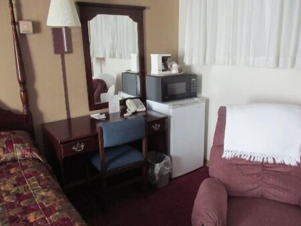 Elms Motel photo 4