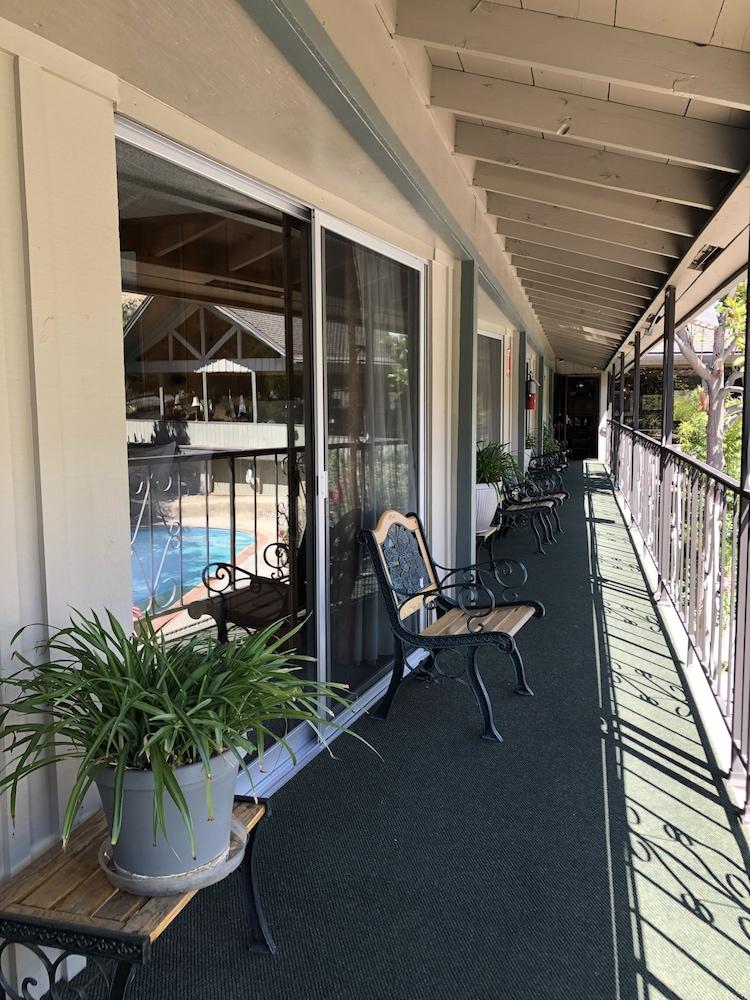 Piazza's Pine Cone Inn photo 13