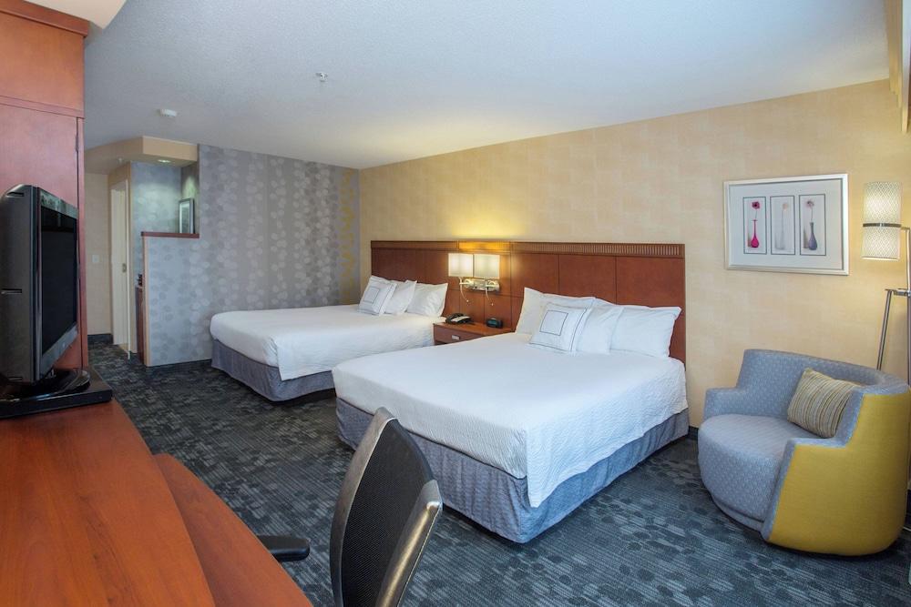 Courtyard by Marriott Raynham photo 12
