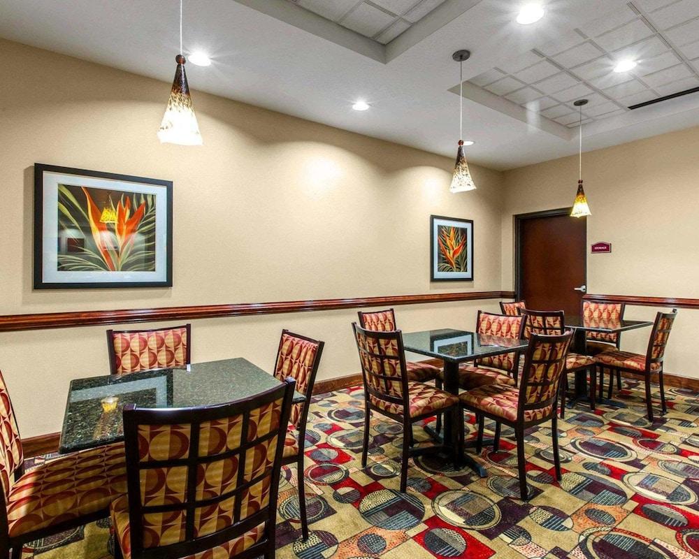 Comfort Suites Waycross photo 31