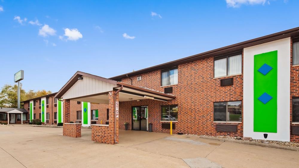 Ramada by Wyndham Cedar Rapids South photo 1