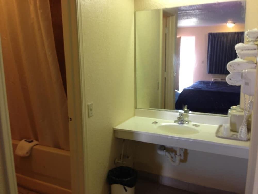 Super 7 Inn Siloam Springs photo 9