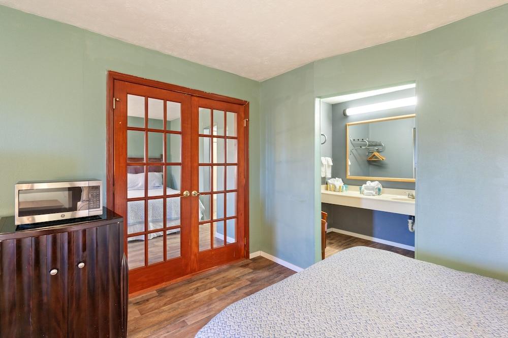 Williamsburg Suites photo 26