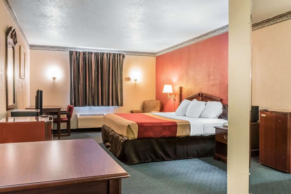 Econo Lodge Reading Airport photo 16