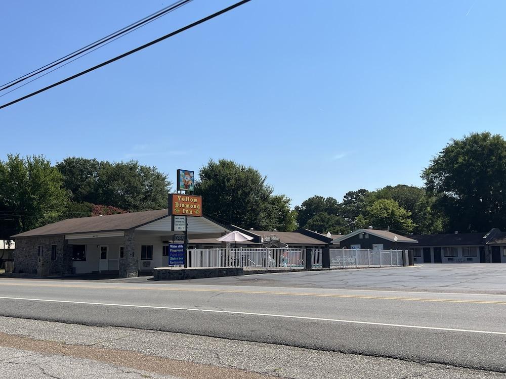 Yellow Diamond Inn photo 1