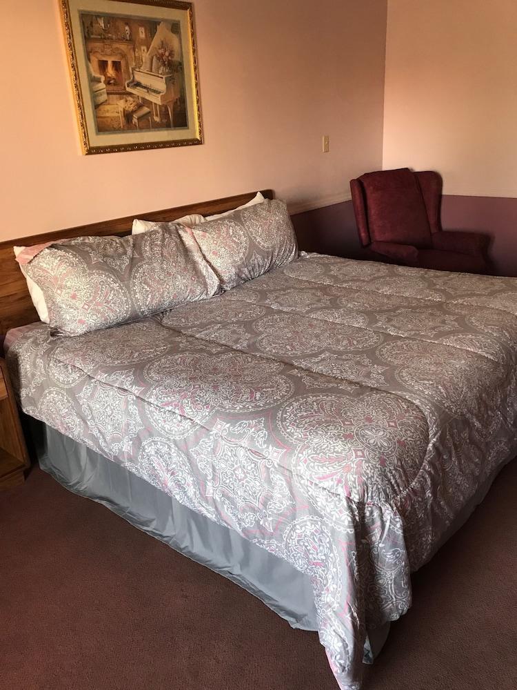 Blue Spruce Motel photo 60