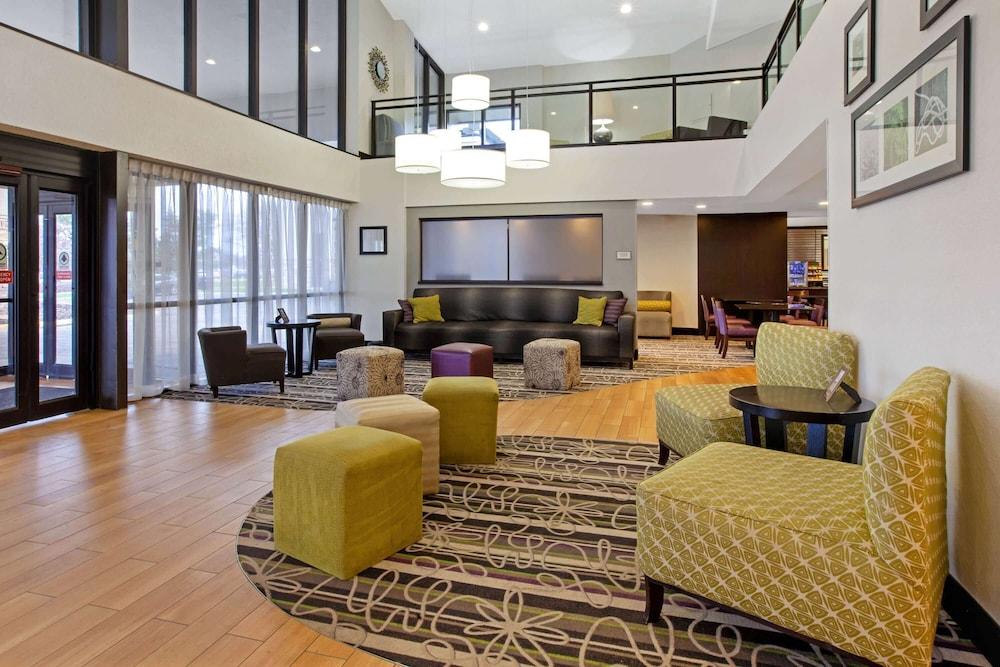 La Quinta Inn & Suites by Wyndham Detroit Metro Airport photo 6