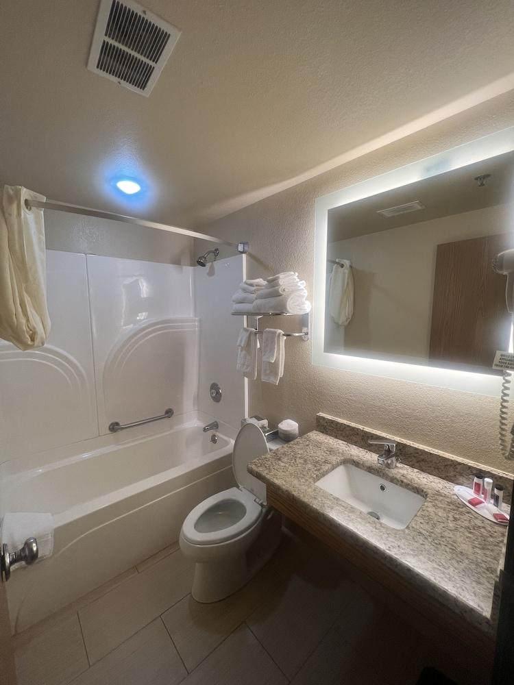 Super 8 by Wyndham Macon photo 14