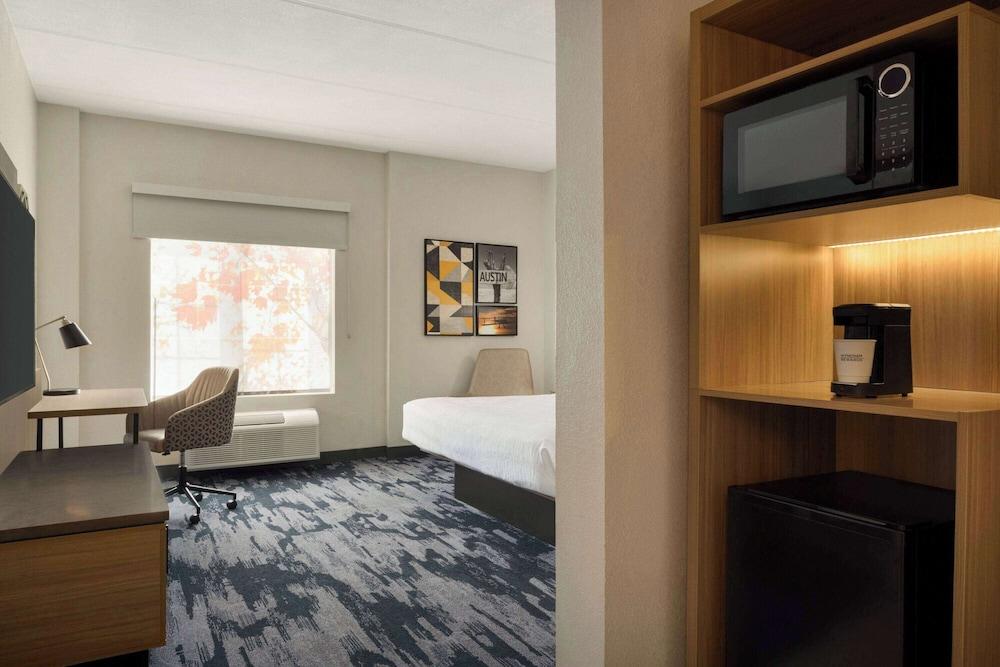 La Quinta Inn & Suites by Wyndham Austin Southwest photo 8