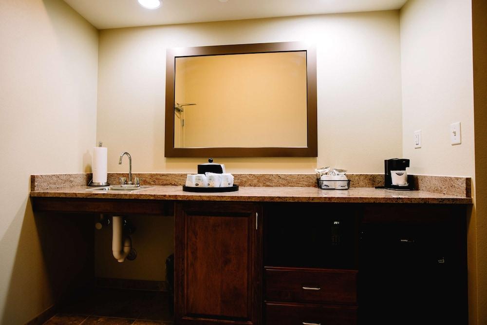 Hampton Inn & Suites Minot Airport photo 17