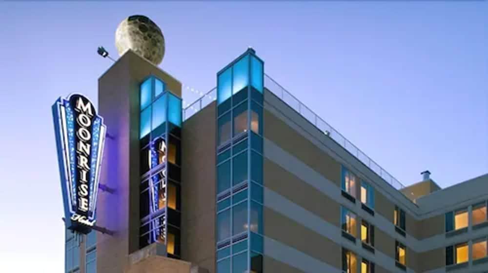 Moonrise Hotel photo 36