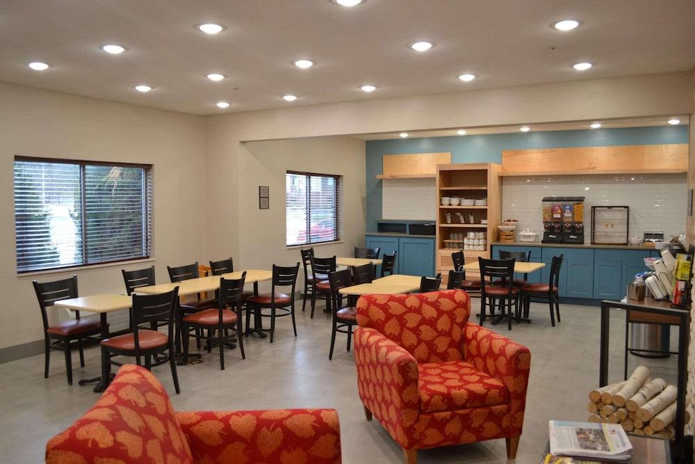 Country Inn & Suites by Radisson, Fairview Heights, IL photo 2
