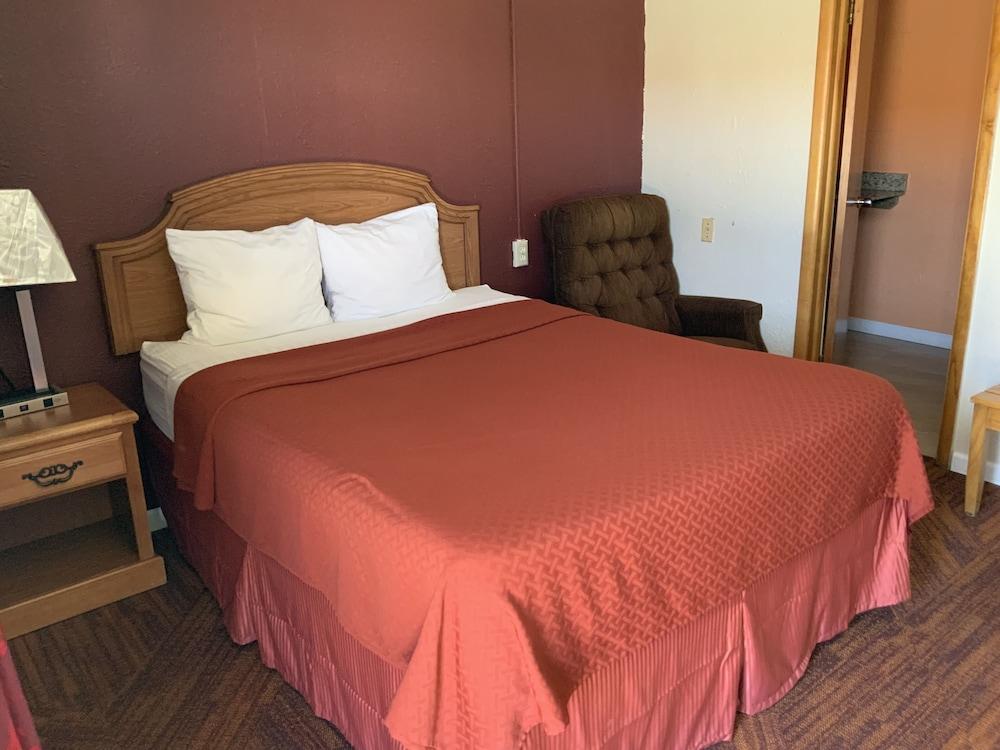 Frontier Motel photo 41