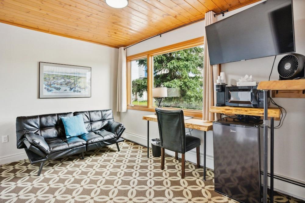 Highliner Hotel - Deluxe Double Queen with Mountain View by RedAwning photo 2
