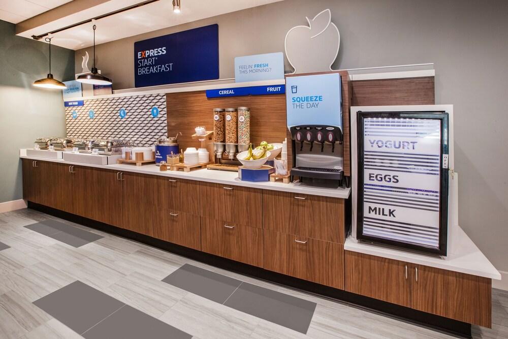Holiday Inn Express Hotel & Suites Weston by IHG photo 55