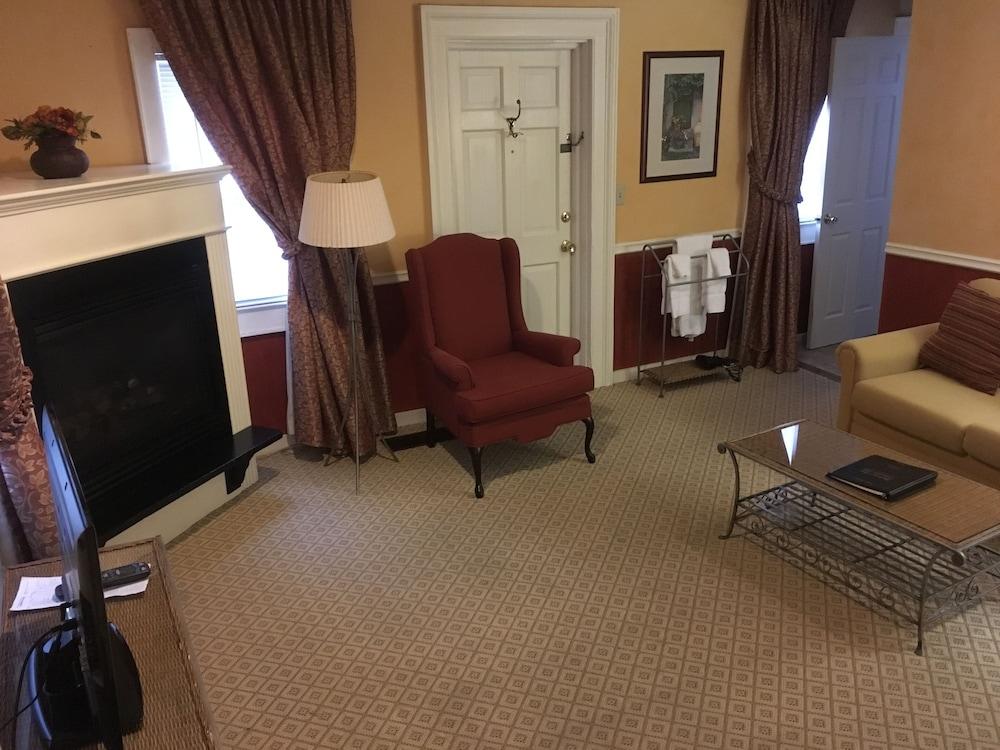 Delamater Inn photo 45
