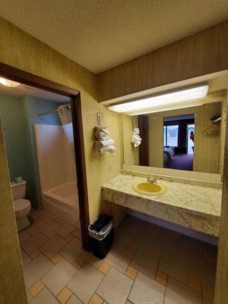 Gray Plaza Motel photo 20