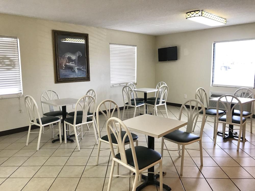 Super 8 by Wyndham Ashburn photo 20