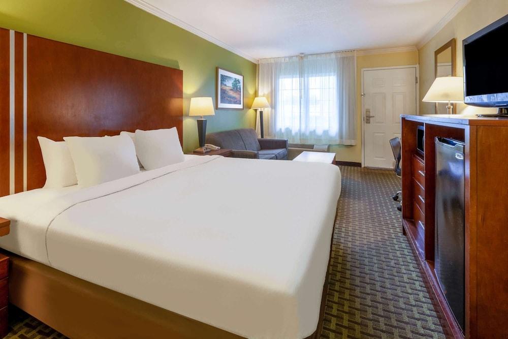Days Inn by Wyndham Austintown photo 41
