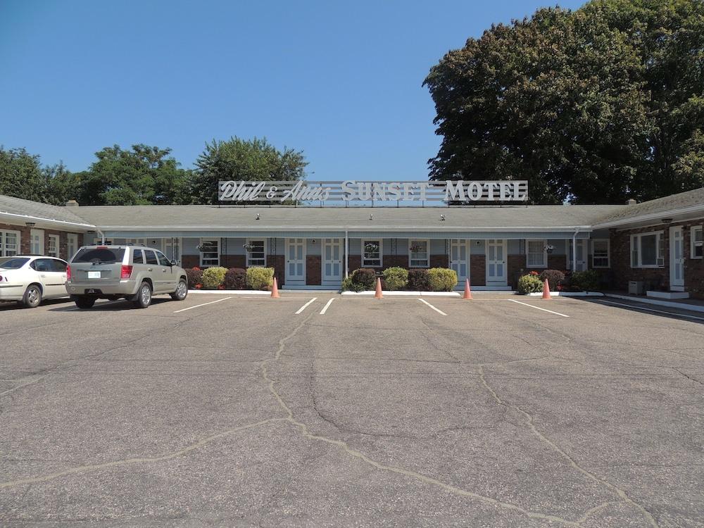 Phil & Anns Sunset Motel photo 1