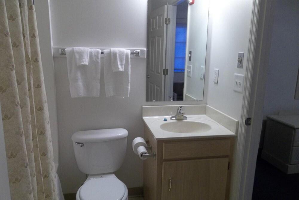 Douglas Inn & Suites photo 14