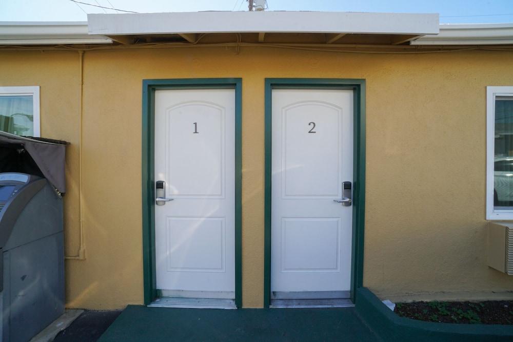 SIGNAL HILL MOTEL photo 28