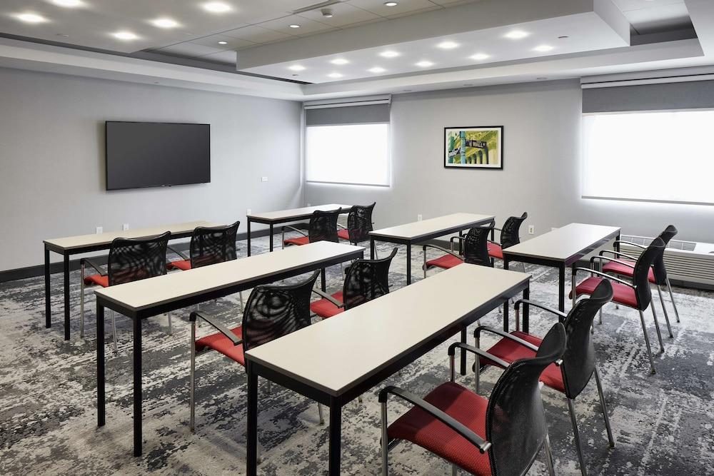 Hampton Inn Newark Airport photo 18
