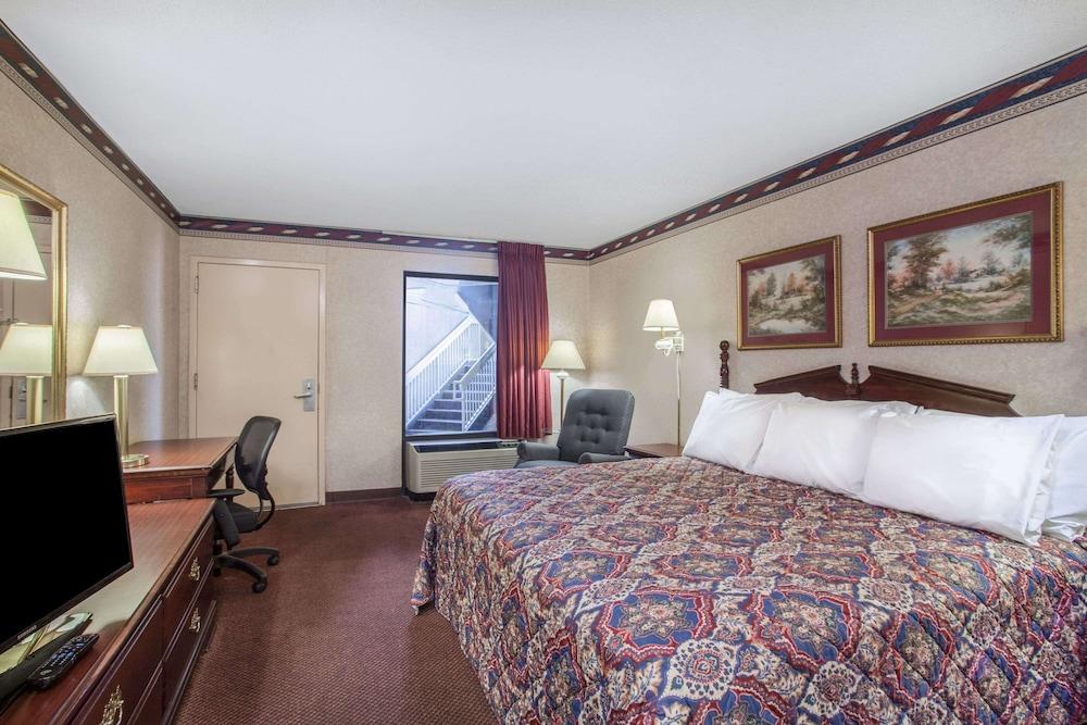 Days Inn by Wyndham Saint Pauls photo 17