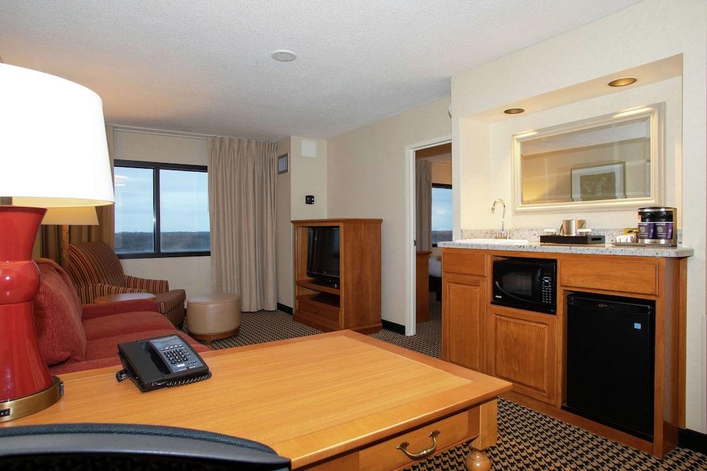 Hilton Chicago/Oak Brook Suites photo 6