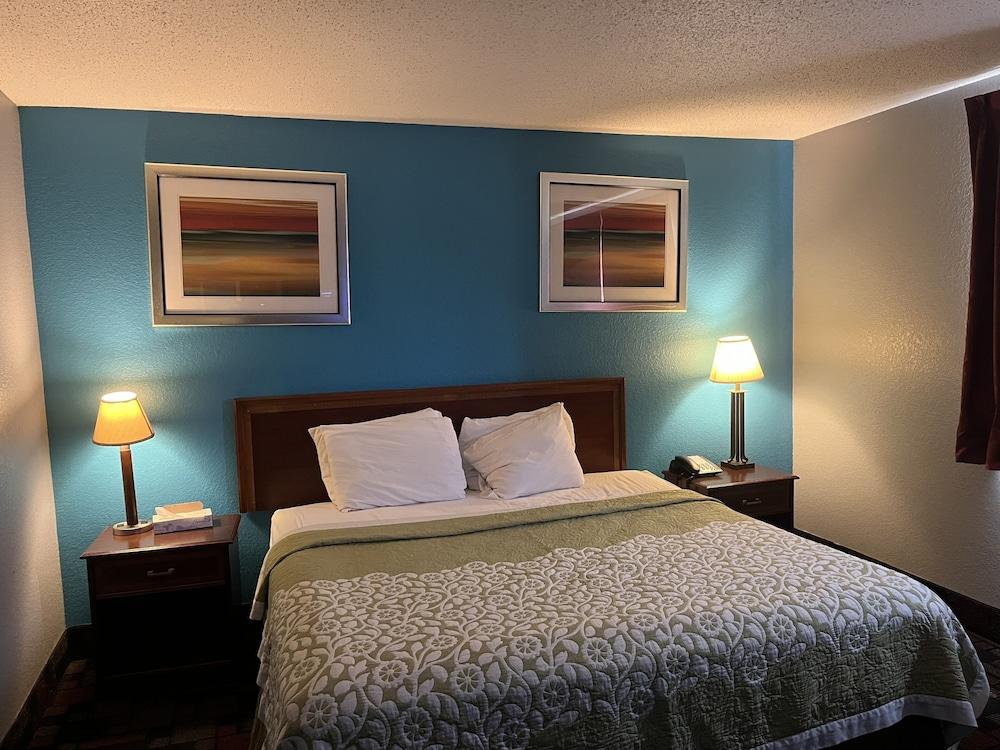 Rodeway Inn Whitehall photo 5