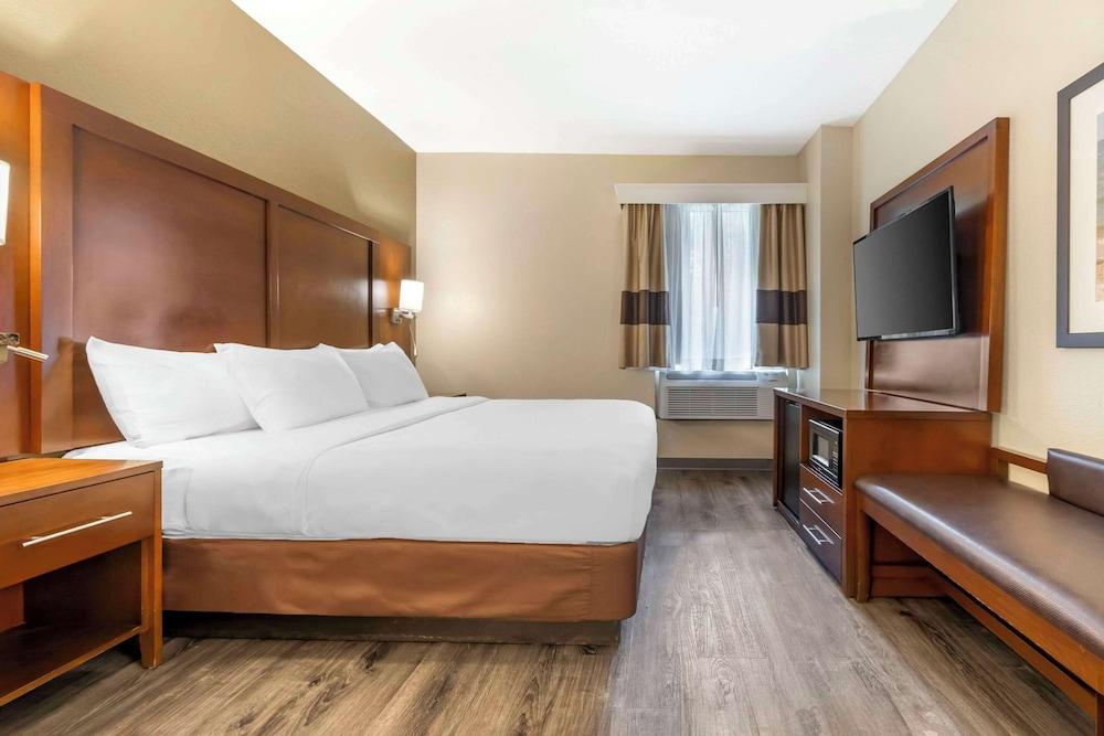 Comfort Suites photo 15