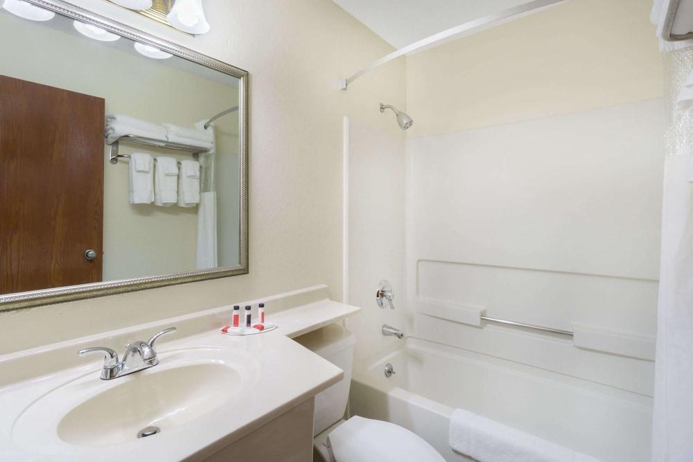 Baymont by Wyndham Huber Heights Dayton photo 23