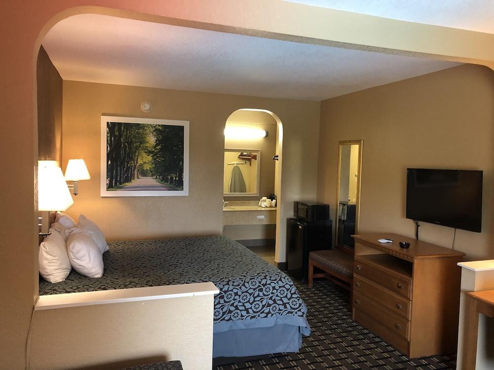 Days Inn by Wyndham Columbus photo 31