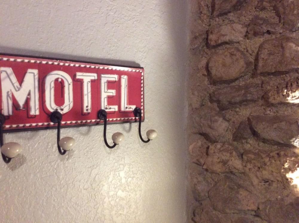 The Leakey Inn by CMD photo 3
