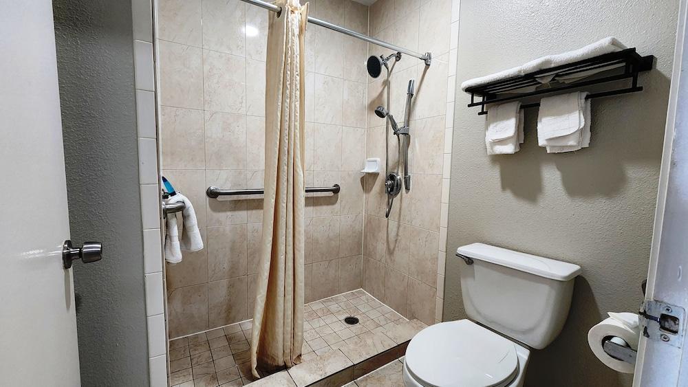 Scottish Inn & Suites photo 6