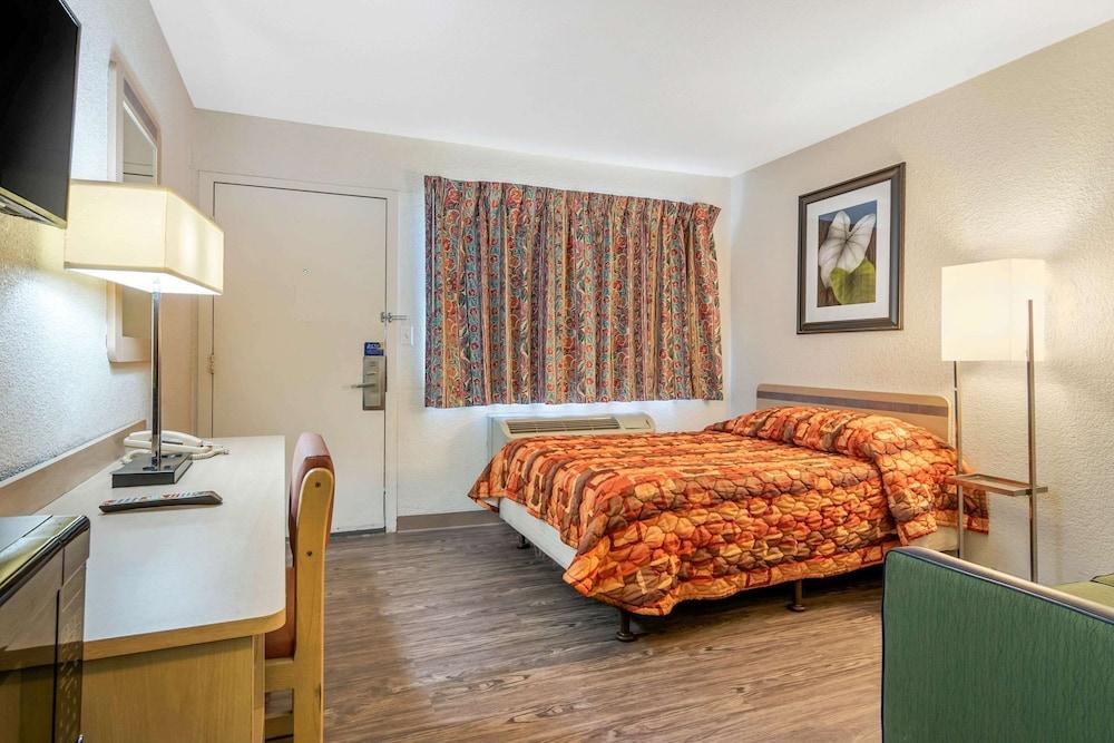Rodeway Inn photo 23