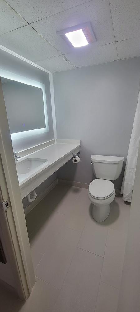 The Royal Inn & Suites photo 12