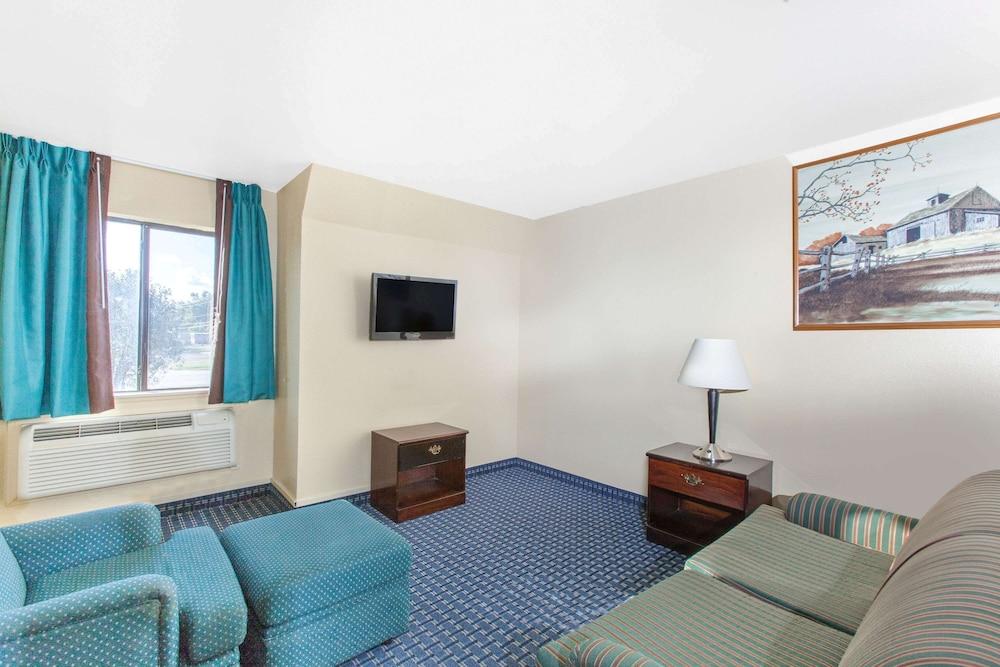 Super 8 by Wyndham Sallisaw photo 6