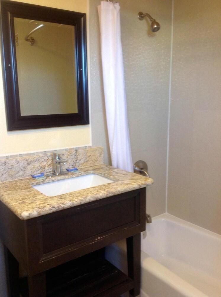 Bayshore Inn Motel photo 43